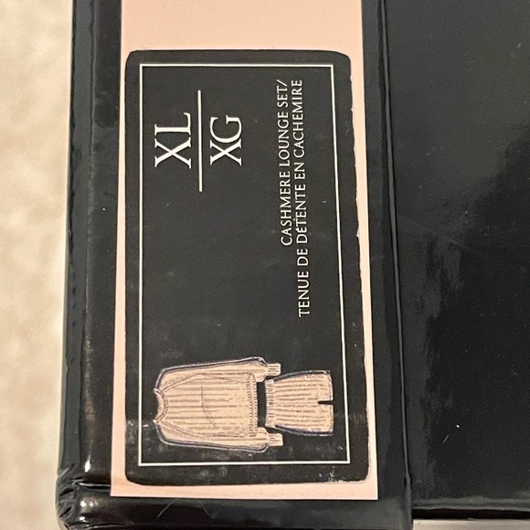 VICTORIA'S SECRET Luxury Butterscotch Cashmere Short & Sweater gift Set - Picture 6 of 13